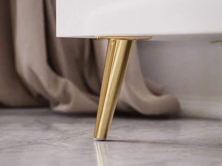 Viertürige Kommode 158 cm Glamour-Stil mit goldenen Griffen und Beinen Lunelie Weißglanz